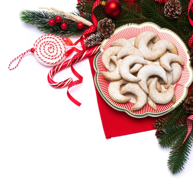 Composition du cadre de vue de dessus de noël avec des branches d'espace de copie des biscuits et des boules de bonbons