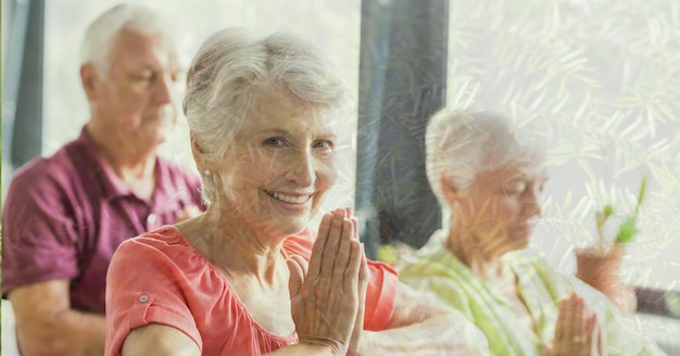 Photo composition du groupe de personnes âgées pratiquant le yoga, la méditation et le feuillage d'automne