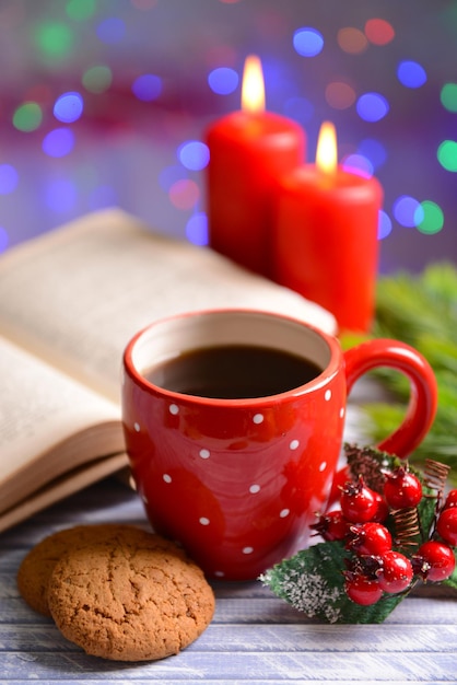 Composition du livre avec une tasse de café et des décorations de Noël sur table sur fond clair