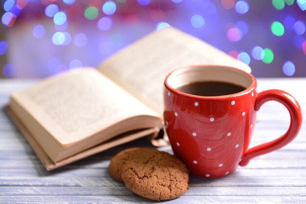 Composition du livre avec une tasse de café sur la table sur fond clair