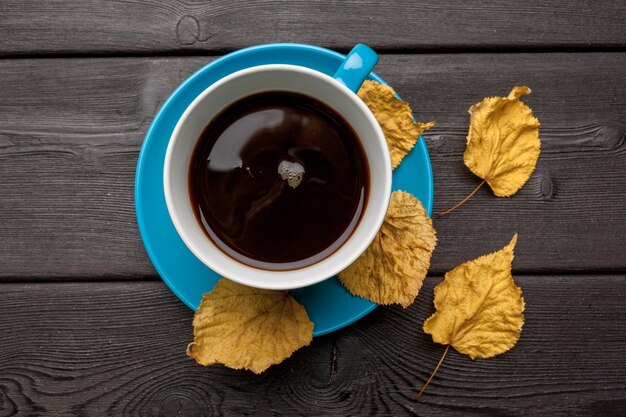 Composition du matin d'automne. Tasse à café bleue