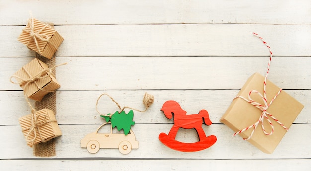 Composition du nouvel an. Cadeaux de Noël, jouets en bois et sapin de Noël. Vue de dessus, mise à plat.