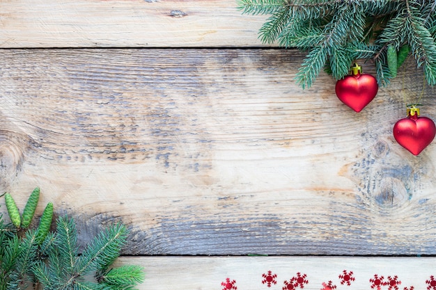 Composition du nouvel an. Concept de table de Noël. Vue de dessus avec des branches de sapin vert, des morceaux sur un mur en bois