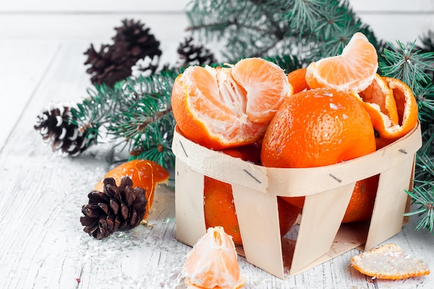 Composition du Nouvel An dans le panier avec des mandarines