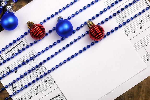 Composition du nouvel an Décorations d'arbre de Noël sur la table et la feuille avec des notes de musique