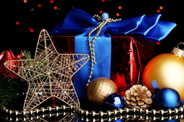 Composition du nouvel an du décor et des cadeaux du nouvel an sur fond de lumières de Noël