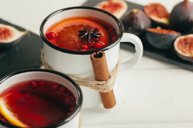 Composition du nouvel an avec du vin chaud sur un fond en bois foncé