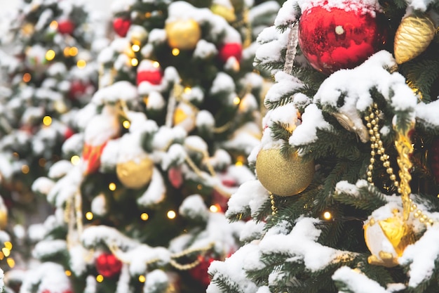 Composition du nouvel an à l'extérieur des arbres de Noël dans la neige jouets de Noël