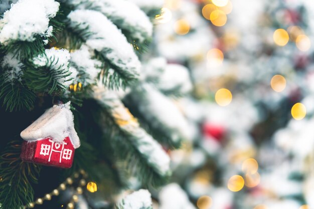 Composition du nouvel an à l'extérieur des arbres de Noël dans la neige jouets de Noël