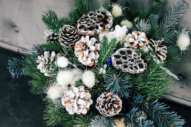 Composition du nouvel an de fleurs de lotus séchées, de cônes et de branches d'épinette. Bouquet de bricolage pour Noël.