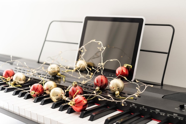 Composition du Nouvel An sur un synthétiseur musical. lumières d'une guirlande. Carte de voeux joyeux Noël. Bonne année.