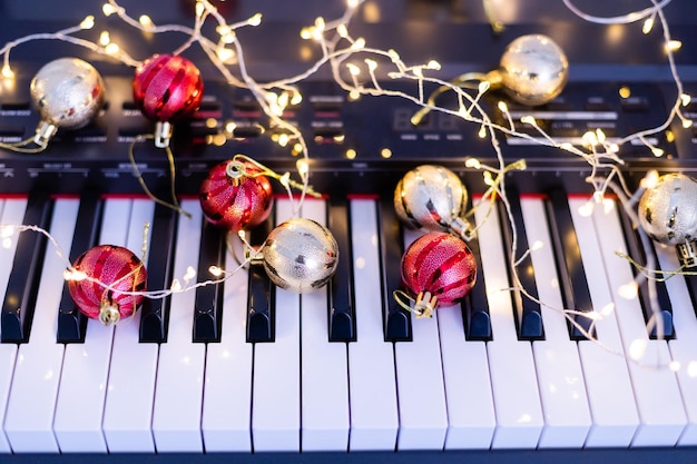 Composition du Nouvel An sur un synthétiseur musical. lumières d'une guirlande. Carte de voeux joyeux Noël. Bonne année.