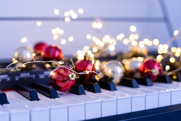 Composition du Nouvel An sur un synthétiseur musical. lumières d'une guirlande. Carte de voeux joyeux Noël. Bonne année.