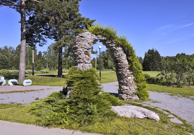 Composition du paysage dans le parc du Jardin botanique de Sibérie centrale