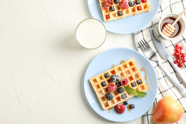 Composition du petit déjeuner avec des gaufres belges