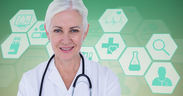 Photo composition du portrait d'une femme médecin sur des icônes numériques sur fond vert