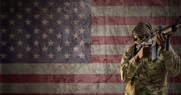 Composition du soldat tirant contre le drapeau américain