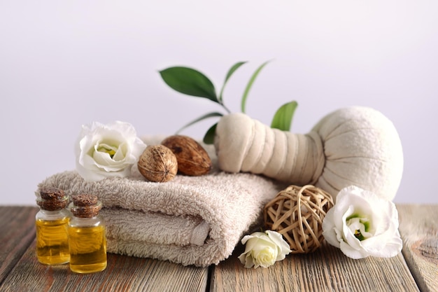 Composition du spa avec serviette sur fond clair