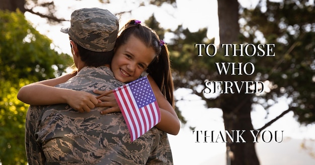 Composition du texte de remerciement sur le soldat avec sa fille tenant le drapeau américain