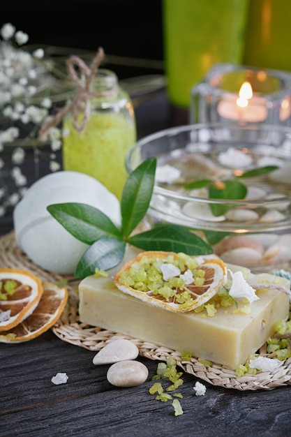 Composition du traitement spa avec du sel vert et du savon sur une surface en bois