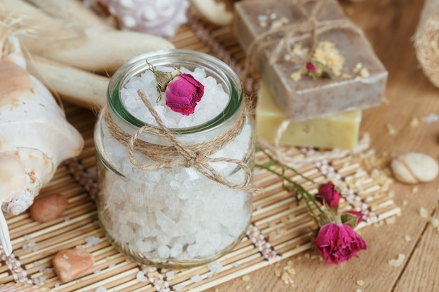 Composition du traitement spa sur une surface en bois rustique