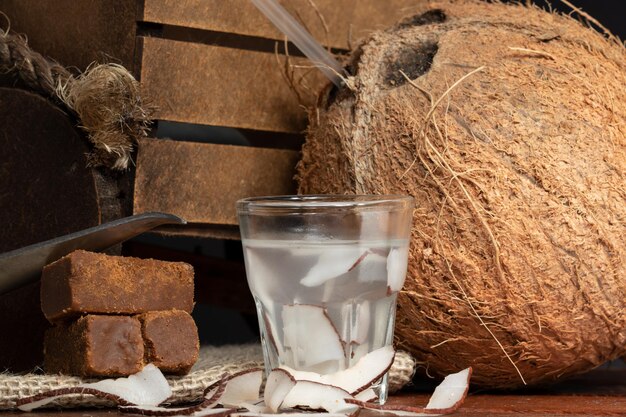 Composition d'eau de coco, de noix de coco fraîches entières et tranchées et de blocs de canne à sucre bruts .