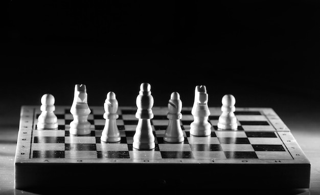 Composition avec des échecs dans l'échiquier brillant