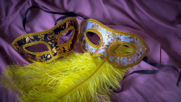 Composition élégante De Carnaval Avec Des Masques De Plumes Jaunes