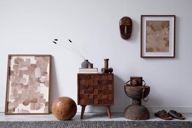 Composition élégante de décoration de chambre masculine avec un petit placard en bois, deux maquettes de tableaux et des accessoires vintage. Mise en scène à domicile. Modèle. Copiez l'espace.