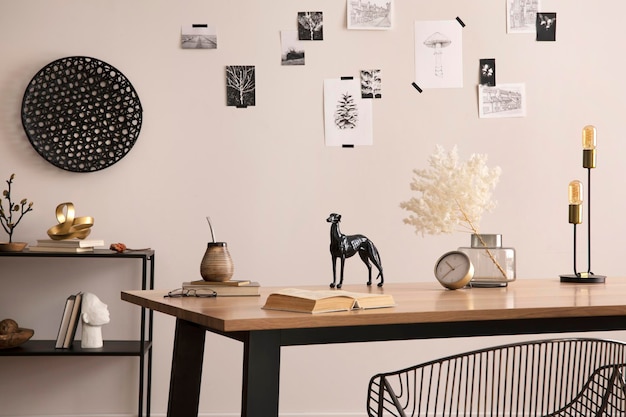 La composition élégante d'un intérieur de bureau confortable avec une affiche de plantes de table en bois de chaise en métal et des accessoires personnels