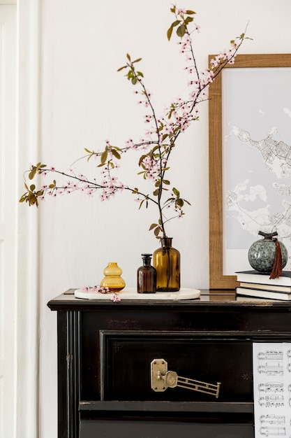 Composition élégante à l'intérieur du salon avec piano noir, maquette d'affiche, fleurs séchées dans un vase, décoration et accessoires élégants dans un décor moderne.