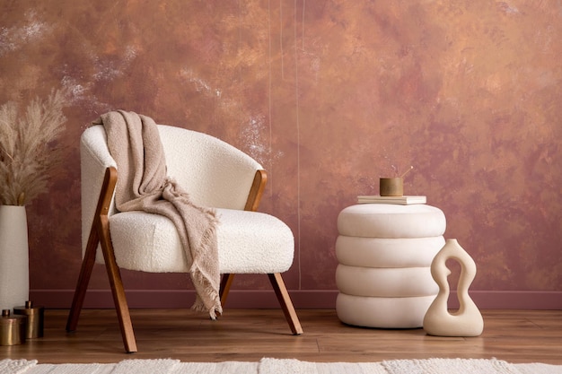 La composition élégante d'un intérieur de salon avec un fauteuil pouf vase blanc avec des fleurs séchées et des accessoires personnels Modèle de décoration