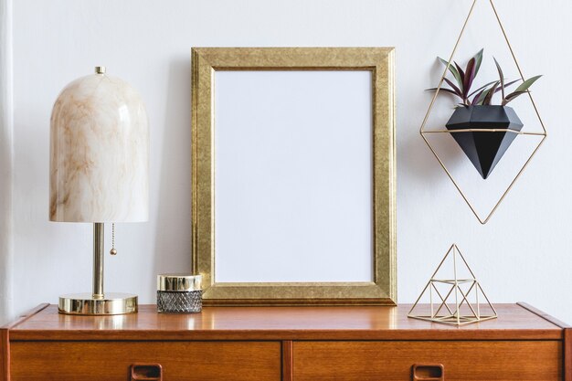 Composition élégante d'un intérieur de salon de luxe avec cadre, commode en bois design et accessoires.