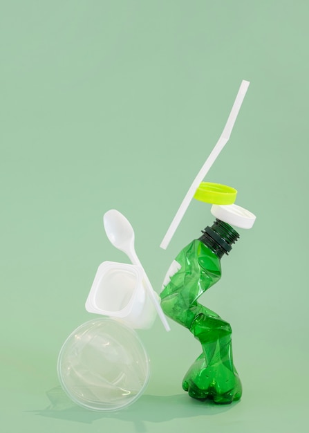 Photo composition d'éléments en plastique non écologiques de vue de face