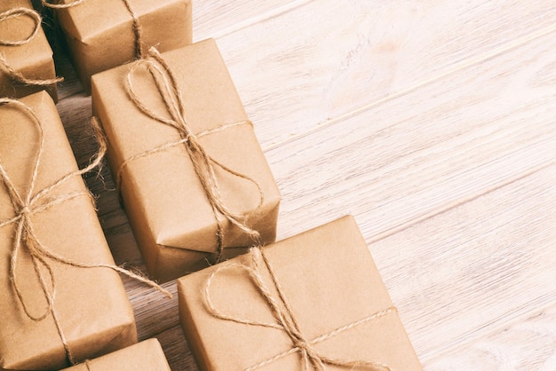 Photo composition d'emballage de cadeaux boîtes de cadeaux emballées à la maison sur fond de bois au-dessus de l'espace de copie tonné