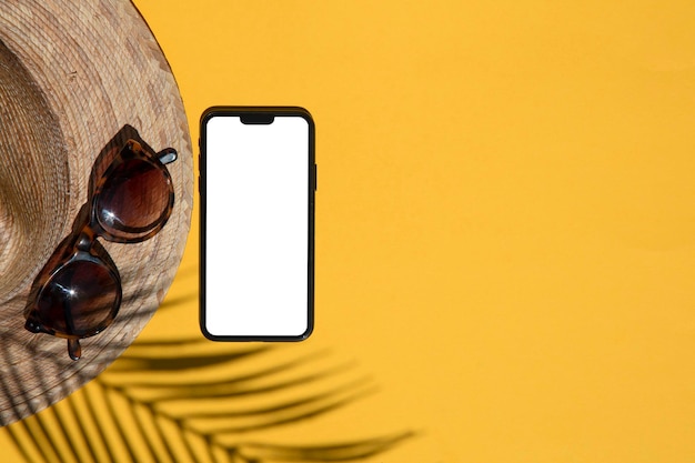 Composition d'été smartphone vierge avec accessoires d'été et ombre de palmier