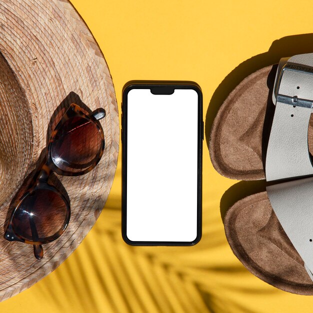Composition d'été smartphone vierge avec accessoires d'été et ombre de palmier