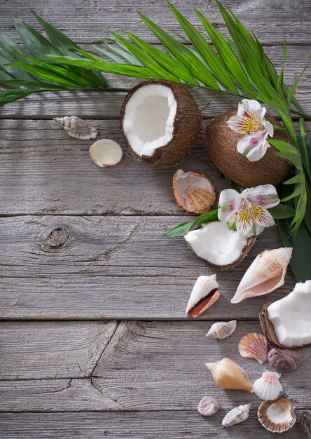 Composition d'été sur table en bois