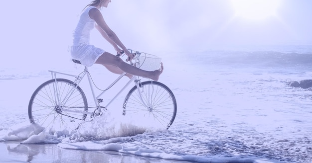 Composition de femme faisant du vélo sur la plage avec espace de copie