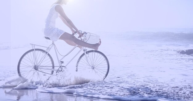 Composition de femme faisant du vélo sur la plage avec espace de copie