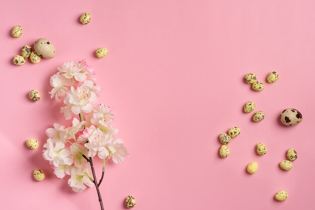 Composition festive de Pâques à partir d'oeufs de caille et de branche de cerisier