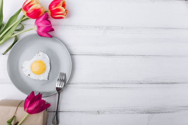 Composition de la fête des mères. Petit déjeuner et tulipes sur fond blanc.