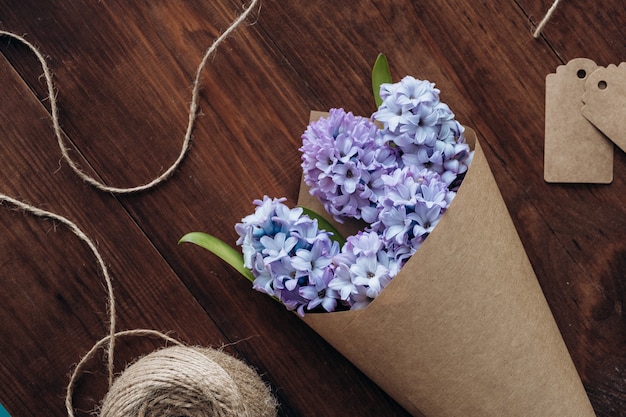 Composition de fleurs. Bouquet de jacinthes sur une table en bois. La Saint Valentin