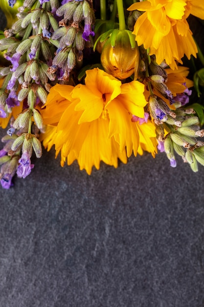 Composition De Fleurs Des Champs. Cadre Composé De Diverses Fleurs Colorées Sur Fond Sombre. Pose à Plat, Vue De Dessus, Espace De Copie, Composition Verticale