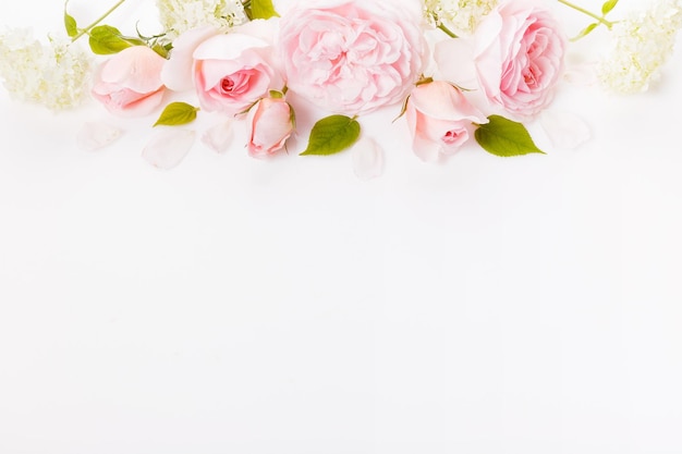 Photo composition de fleurs festives sur la vue aérienne de fond en bois blanc