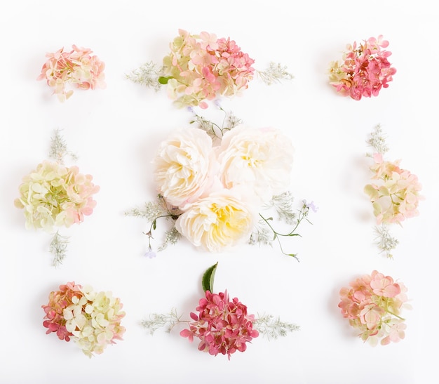 Composition de fleurs festives sur la vue aérienne de fond en bois blanc