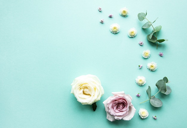 Composition de fleurs sur fond vert