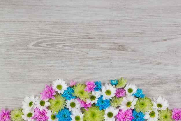 Composition de fleurs de jardin sur une planche en bois blanche avec espace copie