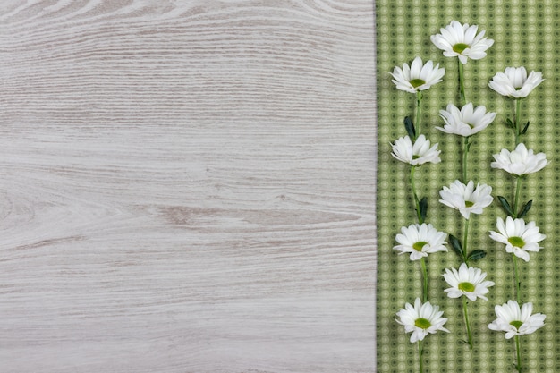 Composition de fleurs de jardin sur la table en bois avec espace copie