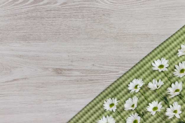 Composition de fleurs de jardin sur la table en bois avec espace copie